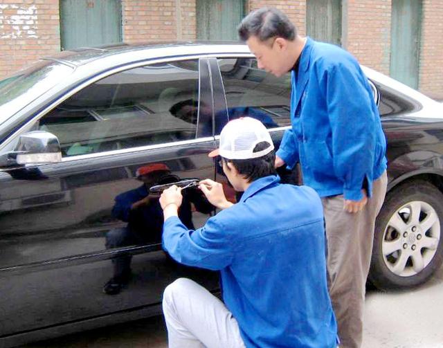 金水区汽车钥匙丢在车里面怎么办?